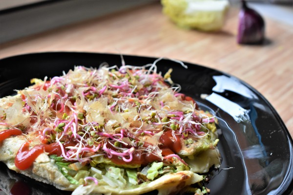 Okonomiyaki z wędzonym łososiem i jajkiem